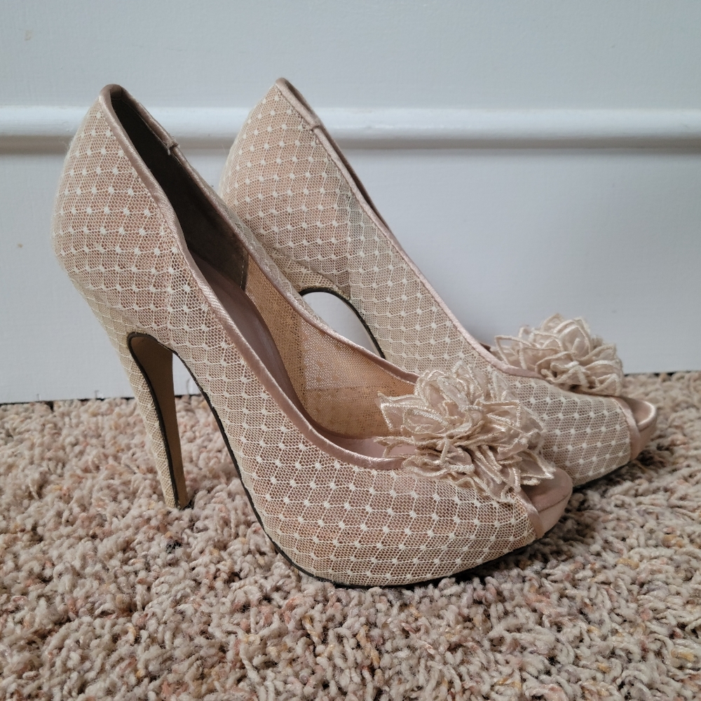Menbur Beige Lace Pumps
